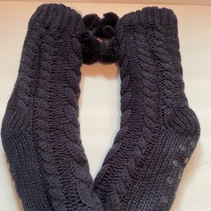 NWOT Comfy black slipper socks. Sherpa lining for comfort & warmth.size 7-9 wmns